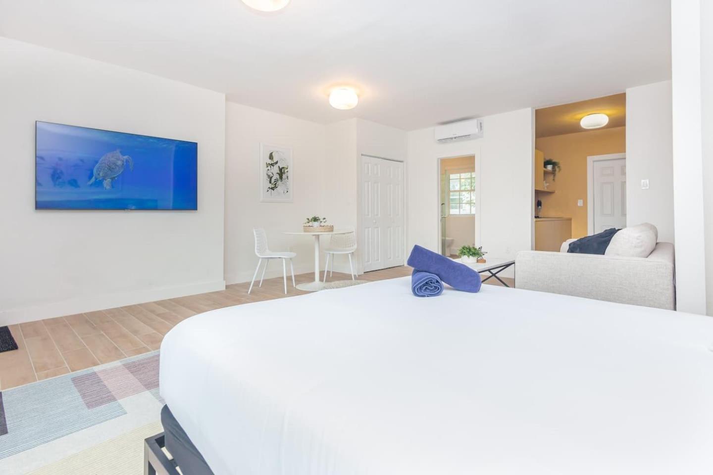 Large Stylish Studio Apartment In El Portal #3 Miami Exterior photo