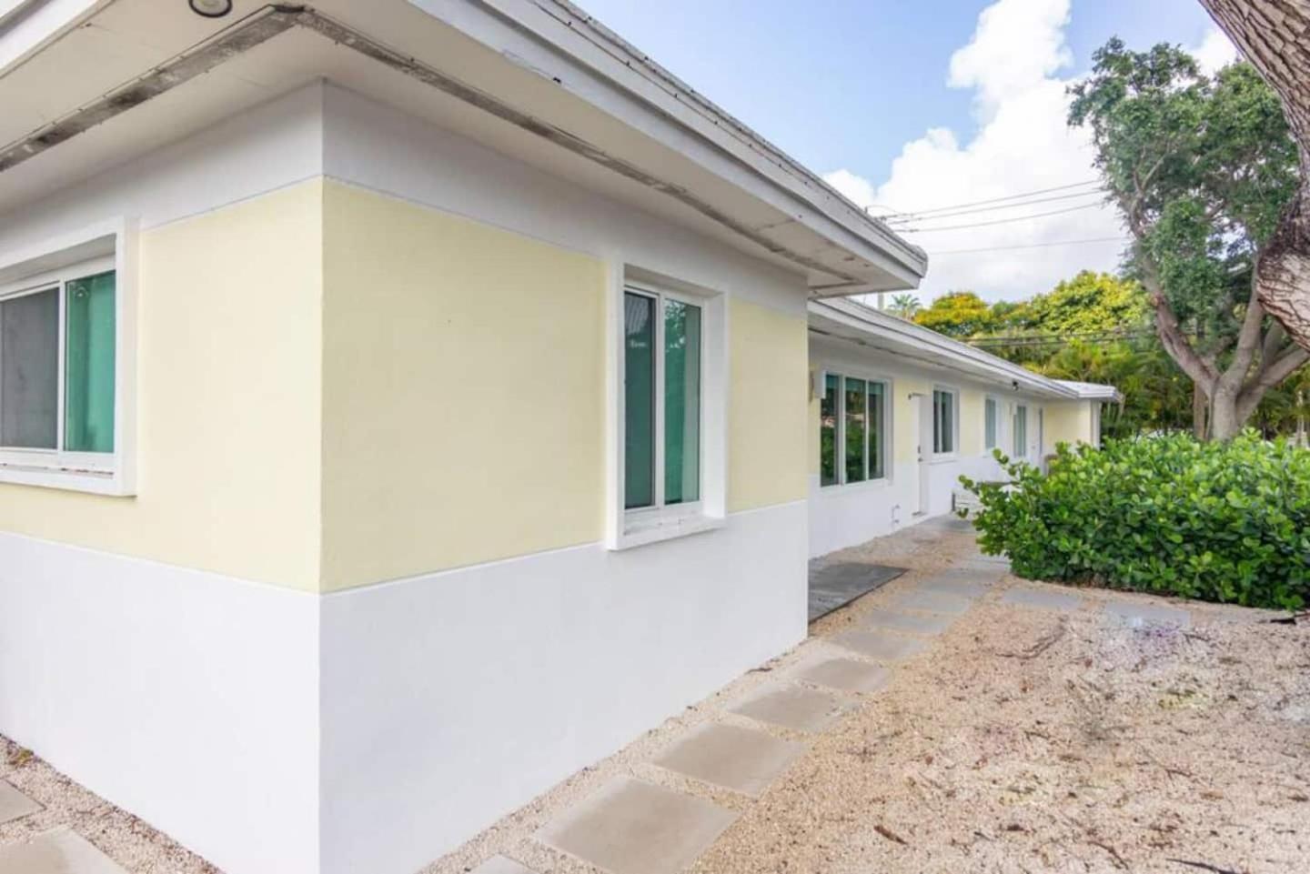 Large Stylish Studio Apartment In El Portal #3 Miami Exterior photo